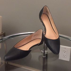 Pointed toe black flats